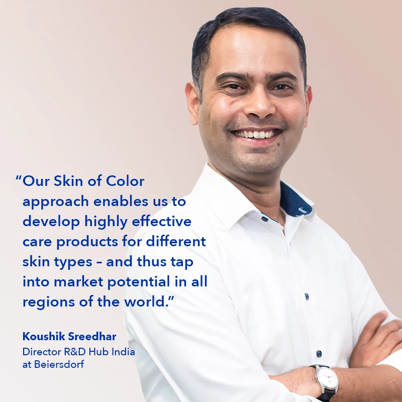 A man in a white shirt is posing for a photo. (photo)