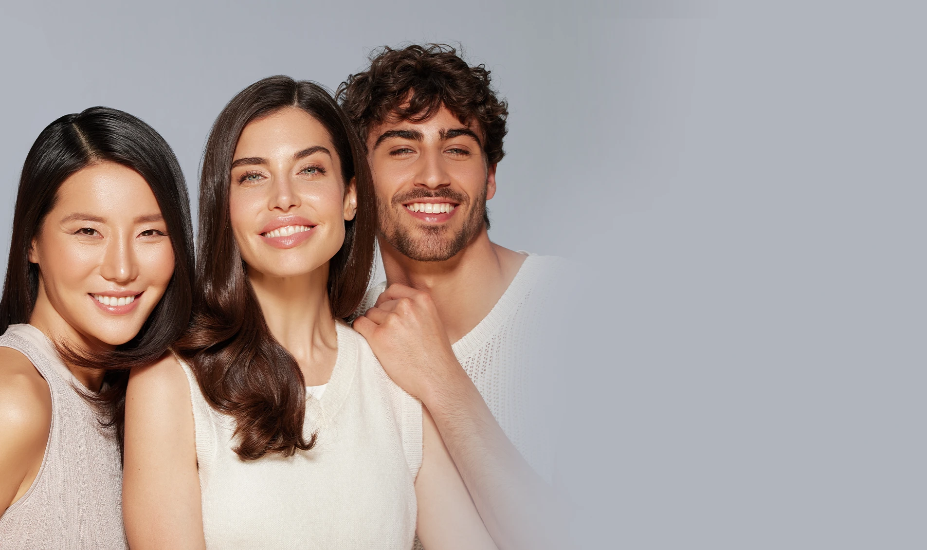 Gruppenfoto: Zwei Frauen und zwei Männer (Foto)